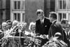 Handschlag in Berlin: US-Präsident John F. Kennedy (M) und der Regierende Bürgermeister von Berlin, Willy Brandt (r), vor dem Schöneberger Rathaus am 26. Juni 1963. Dort sprach Kennedy den legendären Satz «Ich bin ein Berliner».