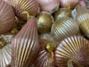 Pastellfarbene Kugeln in unterschiedlicher Form und mit Struktur