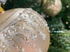 Die Christbaumkugeln glitzern 2023 in zarten Pastelltönen