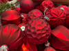 Auch bei der Weihnachtsdeko gilt: rot geht immer in allen Formen und Farben
