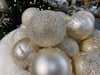 Unterschiedliche Oberflächenstrukturen bieten viel Auswahl in den sanften Pastelltönen der Christbaumkugeln