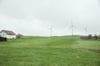 Die Firma Res Deutschland würde gerne zwischen Siggen und Ratzenried drei Windräder entwickeln. Diese Fotomontage stellte das Unternehmen vor, um einen Eindruck zu vermitteln, wie in etwa der Anblick der Windkraftanlagen von Göttlishofen aus aussähe. Der Abstand zum nächsten Windrad beträgt rund 1,8 Kilometer.