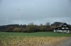 Vom Sportplatz Ratzenried sind es rund 800 Meter Abstand zur nächsten Windkraftanlage, wie sie die Firma Res Deutschland in einer Fotomontage platziert hat.