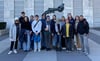 Die VHG-Gruppe vor der Skulptur „Non Violence“ in New York.