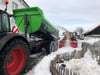 Mit einer Schneefräse holt die Stadt Lindau (GTL) den Schnee aus den Straßen (hier im Paradiesweg in Oberreitnau).