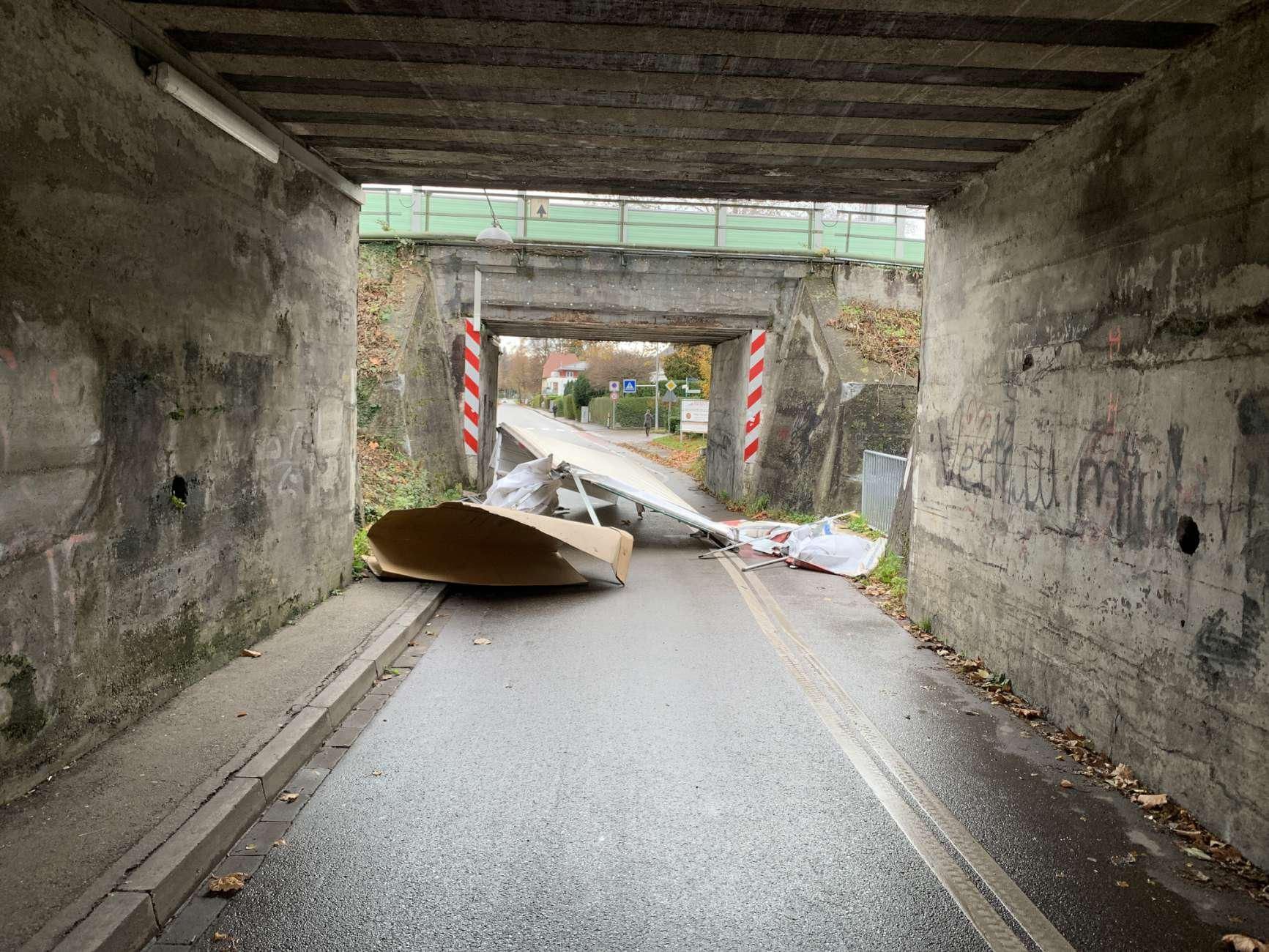 Fahrer unverletzt: Schreck in Lindau: Eisplatte kracht von LKW