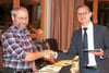 Bürgermeister Tobias Schneider (rechts) verpflichtet den Nachrücker im Rosenberger Gemeinderat, Helmut Haug, und verpflichtet ihn mit Handschlag auf sein neues Amt.