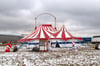 Der Hegauer Weihnachtszirkus hat in Neuhausen seine Zelte aufgeschlagen und zeigt vom 1. bis 10. Dezember eine Show in der Manege mit neuer Artistik.