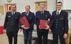 Von links: Abteilungskommandant Andreas Figel, Martin Hirschle, Alfons Schleker (beide für 40 Jahre geehrt) und stellv. Stadtbrandmeister Daniel Jauer