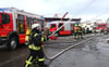 An einem unbenutzten Betriebsgebäude in Bad Buchau wurde als Übungsannahme die Brandbekämpfung nach einer Staubexplosion geprobt.