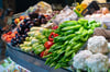 Gemüse wird an einem Stand auf einem Markt in Sevilla angeboten. Die Inflation in der Eurozone hat sich im November deutlich abgeschwächt.