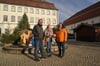 Die Vorfreude auf den Weihnachtsmarkt am Schloss Großlaupheim steigt bei den Marktorganisatoren Rainer Ganser, Aylin Grabher und Svenja Müller.