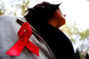 Aus Solidarität mit Betroffenen tragen Menschen am Welt-Aids-Tag rote Schleifen. Während HIV stagniert, nehmen andere sexuell übertragbare Krankheiten hierzulande zu.