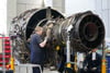 Mitarbeiter arbeiten an einer Flugzeugturbine in der Triebwerksüberholungswerkstatt auf dem Gelände der Lufthansa Technik AG.