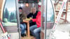 Neu auf dem Markt sind diese Seilbahn-Kabinen, in denen man gemütlich essen und trinken kann. Die Marktverantwortliche Cathrin Batzner, Stadt-Pressesprecherin Andrea Kreuzer und Stadtmarketing-Chef Thomas Goldschmidt (von links) zeigen, wie es geht.