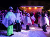 Die Kindergarten-Kinder aus Reinstetten warten als kleine Schneemänner auf ihren Auftritt bei der Weihnachtsmarkt-Eröffnung.