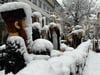 Kaum noch zu erkennen unter den Schneemassen: die Krippe auf dem Ravesburger Weihnachtsmarkt.