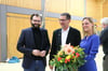 Simon Axt mit Markus Merz, der als stellvertretender Bürgermeister den Wahlausschuss leitete, und seiner Partnerin Anna-Katharina Meier.