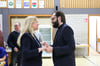 Trossingens Bürgermeisterin Susanne Irion gratuliert Simon Axt.