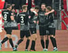 Freiburgs Mannschaft jubelt nach dem Treffer zum 0:1. durch Freiburgs Michael Gregoritsch