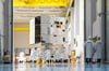 Die sogenannte Struktur eines G2-Satelliten ist im Reinraum von Airbus in Immenstaad angekommen. Nach einer ersten Vorbereitung werden die Panels laut Airbus an andere Standorte versandt, bevor sie in Immenstaad endgültig integriert und getestet werden.