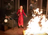 Am Weihnachtsbaum die Lichter brennen: Monique (Danièle Lebrun) heizt ihren Gastgebern unfreiwillig ganz schön ein.