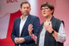 Die SPD-Chefs Lars Klingbeil und Saskia Esken sollen beim Parteitag in Berlin als Vorsitzende bestätigt werden.