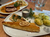 Hauptspeisen in Bestform: knuspriger Rollbraten mit Bratkartoffeln (hinten) und Zander und Saibling mit Petersilienkartoffeln.