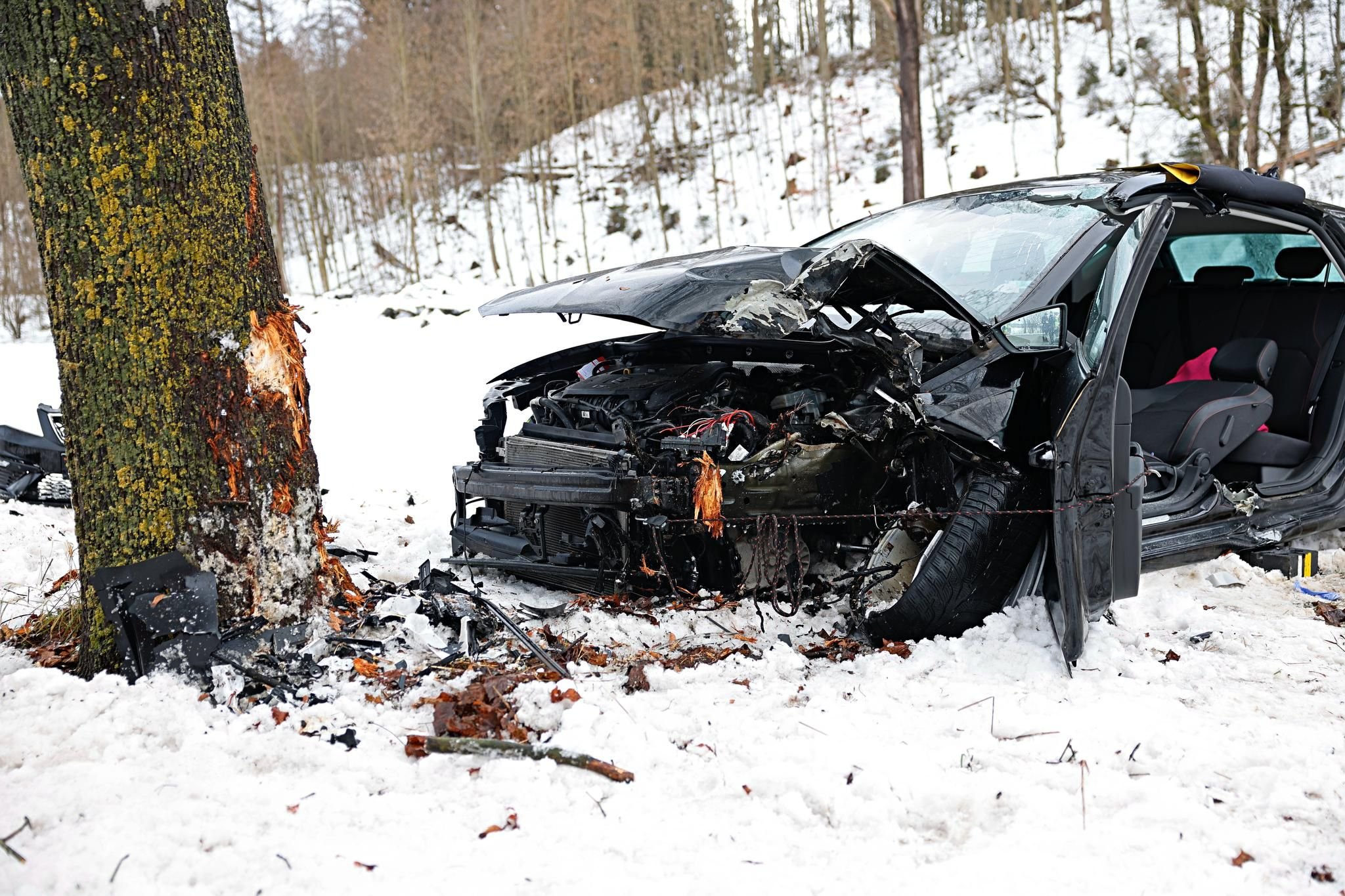 Schwerer Unfall im Illertal: Junge Fahrerin prallt gegen einen Baum
