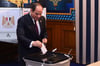 Präsident Abdel Fattah al-Sisi gibt in einem Wahllokal in Kairo seine Stimme ab.
