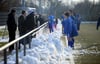 Die Schneehaufen direkt an der Seitenlinie haben in der Fußball-Bezirksliga in Weingarten für eine kurzfristige Absage gesorgt.