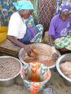 Durch Mikro-Projekte, wie die Herstellung von Karitébutter, unterstützt der Verein die Frauen in Burkina Faso ihre eigenen Einnahmen zu erzielen.