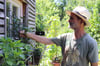Michael Schick wirbt dafür, Chilis im eignenen Garten anzubauen.