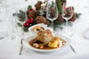 Eine weiße Tischdecke, Weihnachtsdeko und dann auch noch traditionell zubereitetes Geflügel: All das dürfte Heimkehrer zumindest überraschen.