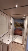 Das Badezimmer ist effizient gestaltet und verbraucht gerade so viel Raum im Tiny House wie notwendig und ist funktional.