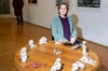 Die zirkulär angeordneten Tonfiguren von Veronika Grüger sollen zum Nachdenken anregen. Bei der Jahresausstellung 2023 der Galerie der Stadt Tuttlingen sind sie zu sehen.