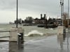 Hoch schlagen die Wellen am Donnerstagnachmittag in Friedrichshafen