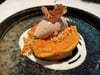 Meisterhaftes Dessert: lauwarme Apfeltartelettes, gekrönt von einer Nocke Lebkucheneis.