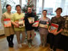 Verein spendet Bücher und Spiele für das Haus für Senioren