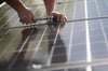 ARCHIV - Die Hälfte der 2023 neu installierten Solarstromleistung entfiel laut dem Bundesverband Solarwirtschaft auf das Heimsegment. Foto: Marijan Murat/dpa