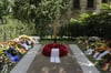 Das Grab von Helmut Kohl im Adenauerpark in Speyer nach seiner Beisetzung, darauf liegt der rote Trauerkranz seiner Witwe Maike Kohl-Richter.