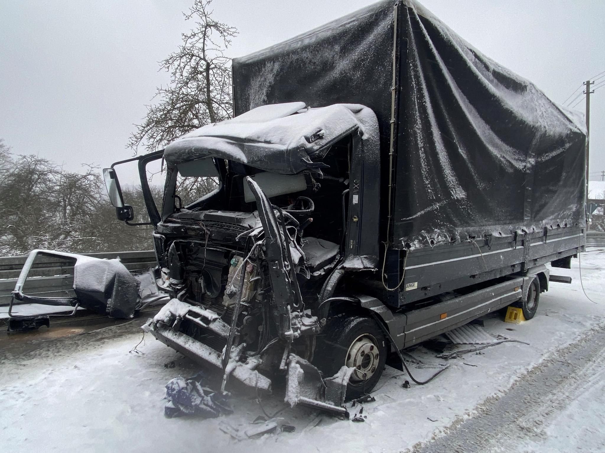 Frontalzusammenstoß Zweier Lkw Auf Spiegelglatter Straße