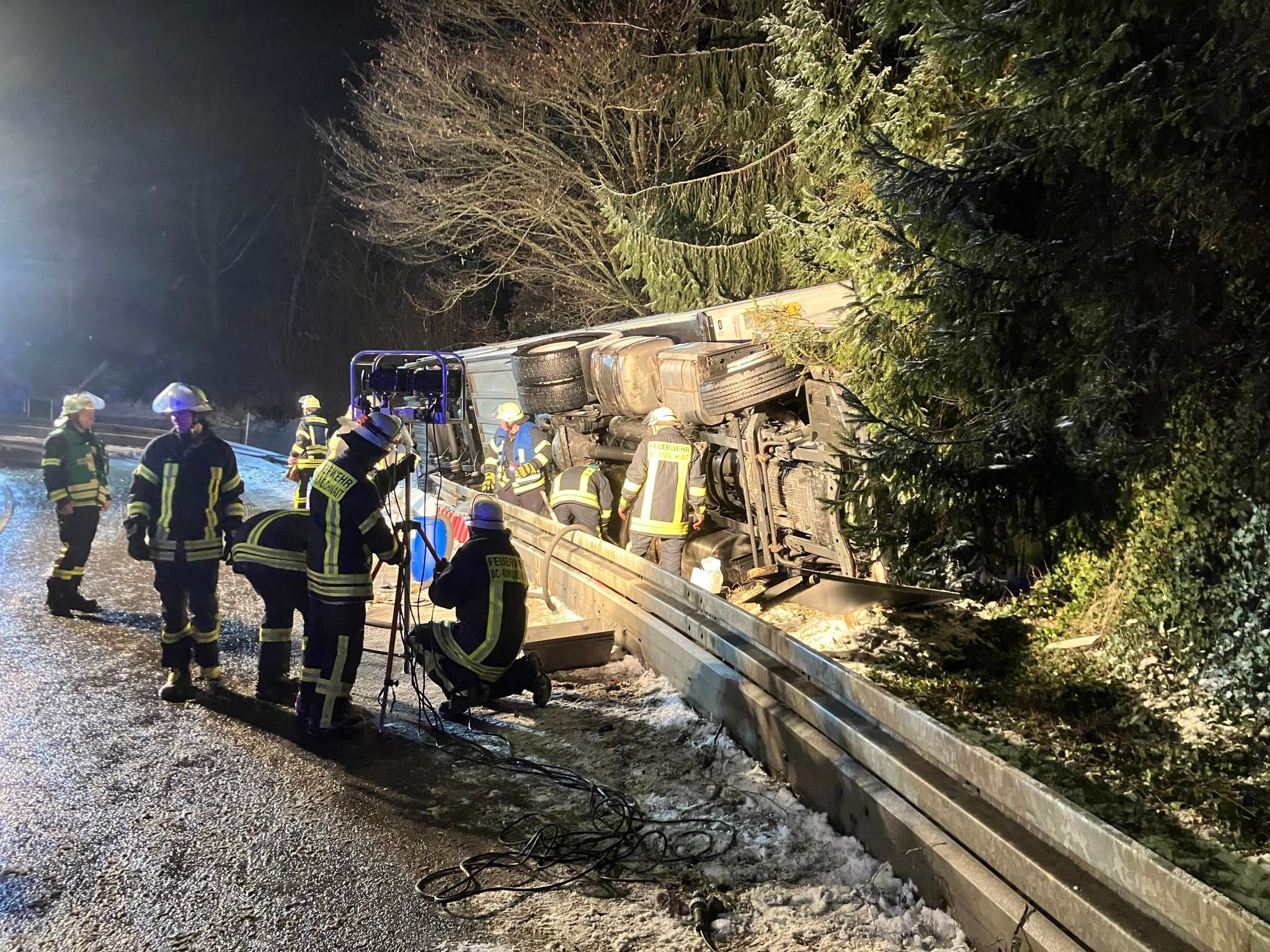 Unfall Auf B 312: Lastwagen Kippt Bei Schneeglätte Um