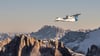 Eine Maschine der SkyAlps-Gesellschaft über den Dolomiten. Eventuell fliegen die Maschinen dieser Gesellschaft bald auch ab Friedrichshafen.