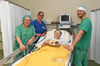 Freuen sich, ihrer Patientin mit dem Wassereis ein Lächeln ins Gesicht zu zaubern (von links): Rosi Wildenstein, Pflegefachkraft für Anästhesie- und Intensivpflege, Agnes Schön-Morgenweck, Fachärztin für Anästhesie, und Oberarzt Jonas Meister.