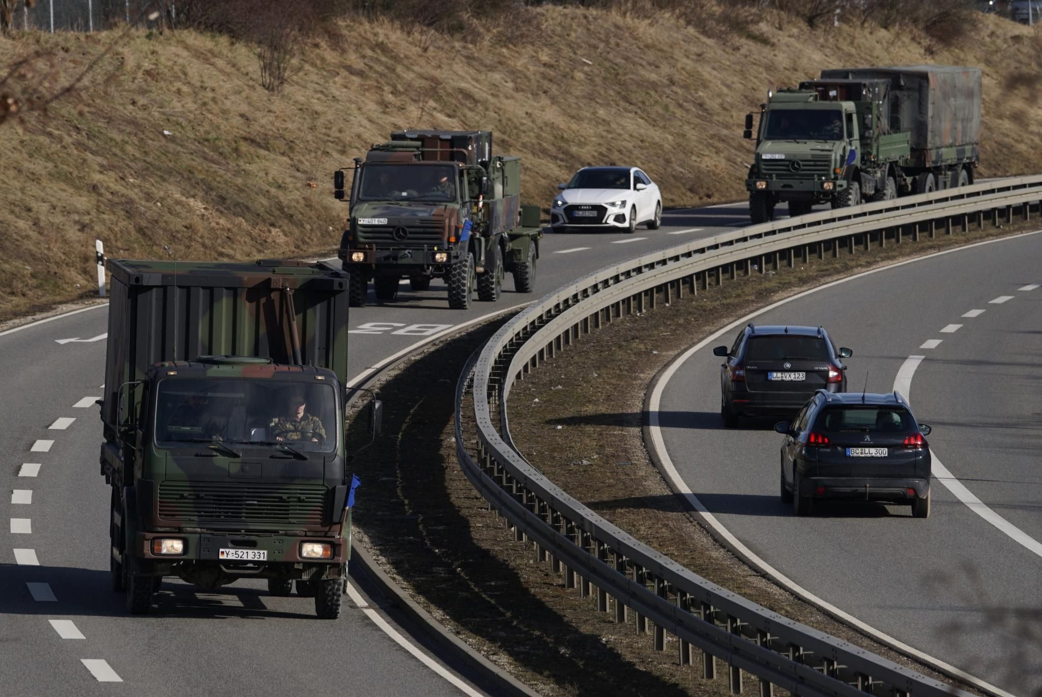 BundeswehrKonvoi rollt an Ehingen auf der B311 vorbei.
