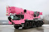 Diesen rosafarbenen Mobilkran hat das Liebherr Werk Ehingen 2019 an einen Kunden nach Australien geliefert.