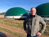 Alexander Keller betreibt seit 2012 auf seinem Hof eine Biogasanlage mit 75 KW Leistung.