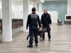 Die Polizei durchsucht das Tagungszentrum mit Spürhunden.