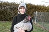 Amelie Fehrenbach mit einem ihrer Hühner. Insgesamt hält sie sieben Wachteln, zwei Hähne und fünf Hühner. Außerdem will sie in diesem Jahr auch Küken großziehen.